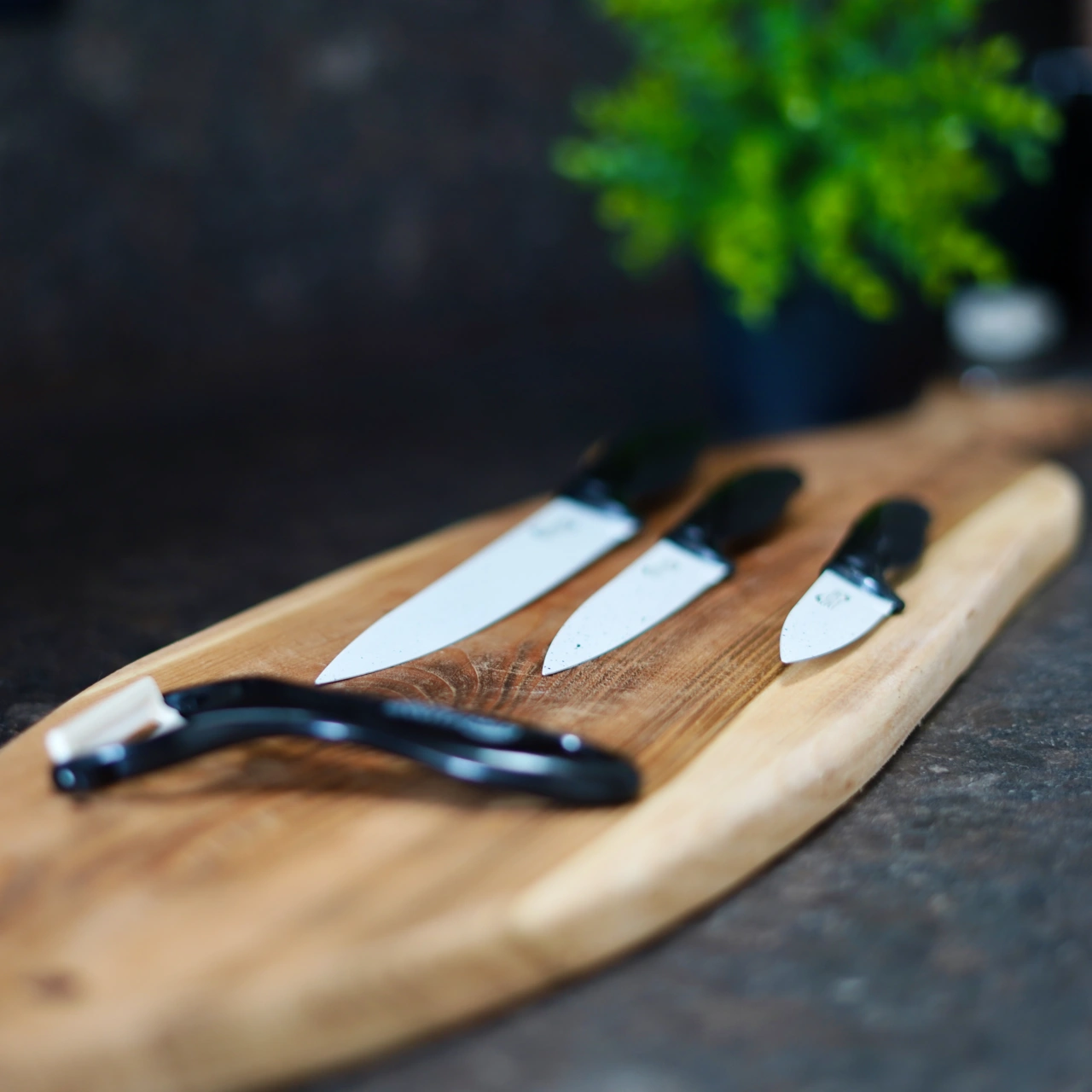 Switzner set nožev s keramično prevleko - 4 delni - 3 noži in lupilec