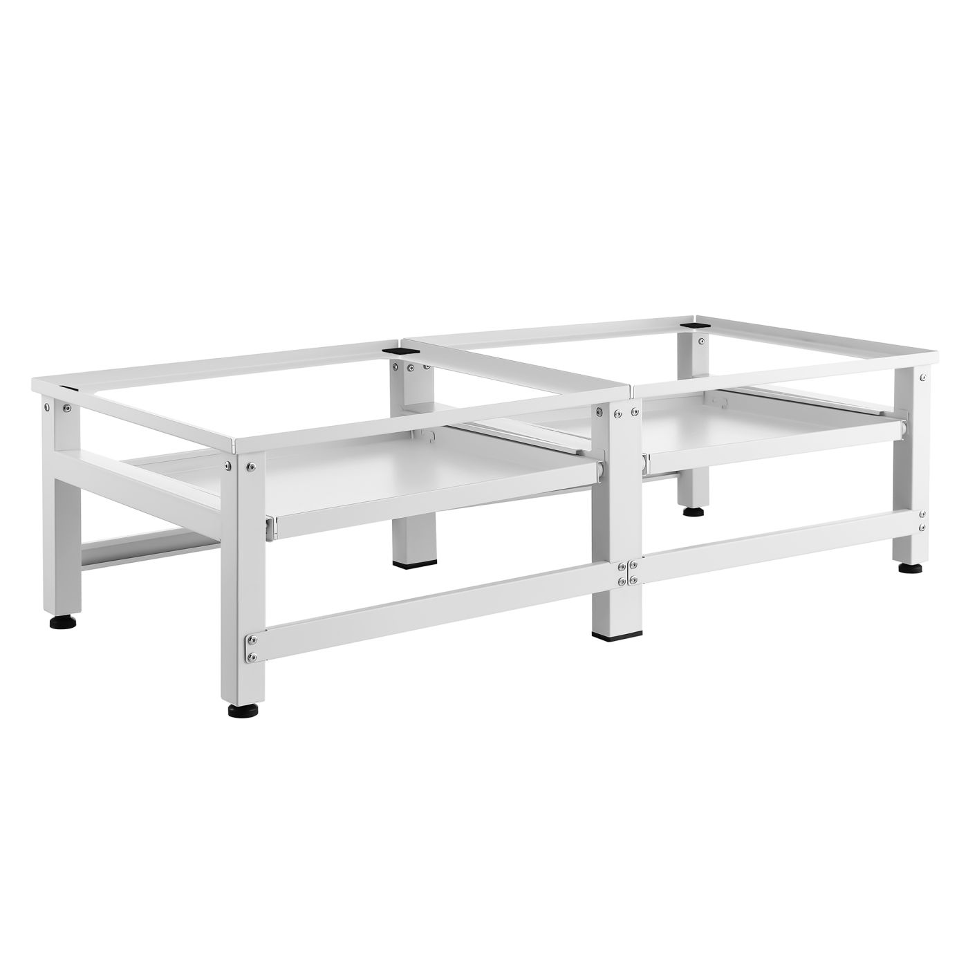 Dvižno stojalo za pralni stroj z dvema izvlečnima policama v beli barvi, nameščeno v pralnici.