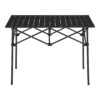 Zložljiva miza Castilenti iz aluminija v črni barvi, postavljena na vrtu.