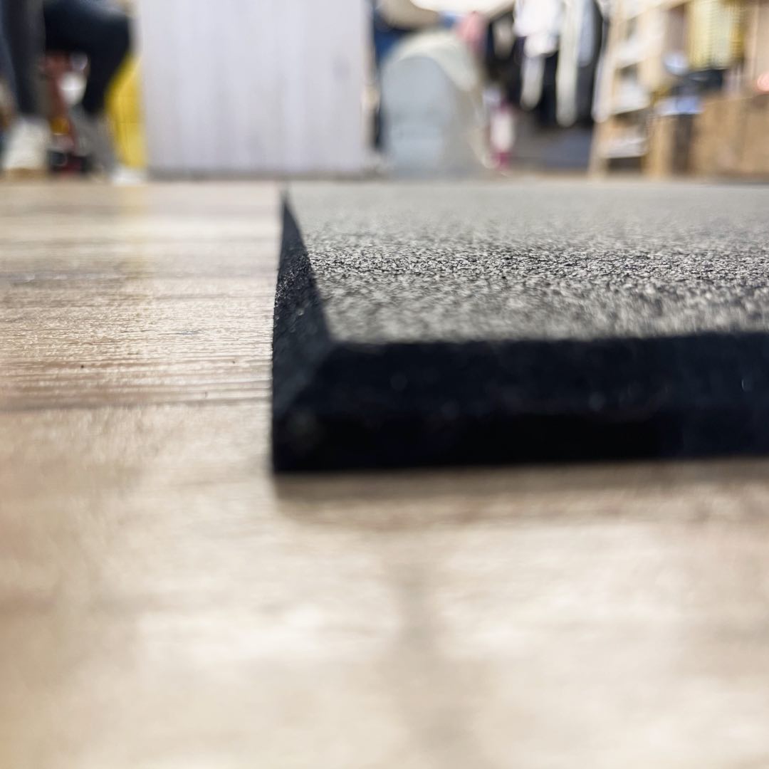 Gumirana plošča 1 x 1 m x 10 mm | Raven rob | Črna | Tanka, a izjemno vzdržljiva zaščita tal! - 2 Gumirana fitnes plošča 15 ali 10 mm – črna, trpežna podlaga za vadbo in zaščito tal