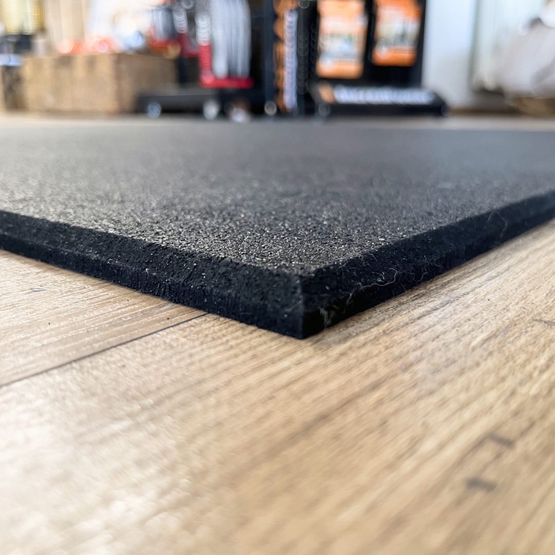 Gumirana plošča 1 x 1 m x 10 mm | Raven rob | Črna | Tanka, a izjemno vzdržljiva zaščita tal! - 3 Gumirana fitnes plošča 15 ali 10 mm – črna, trpežna podlaga za vadbo in zaščito tal
