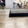 Gumirana plošča 1 x 1 m x 10 mm | Raven rob | Črna | Tanka, a izjemno vzdržljiva zaščita tal! - 4 Gumirana fitnes plošča 15 ali 10 mm – črna, trpežna podlaga za vadbo in zaščito tal