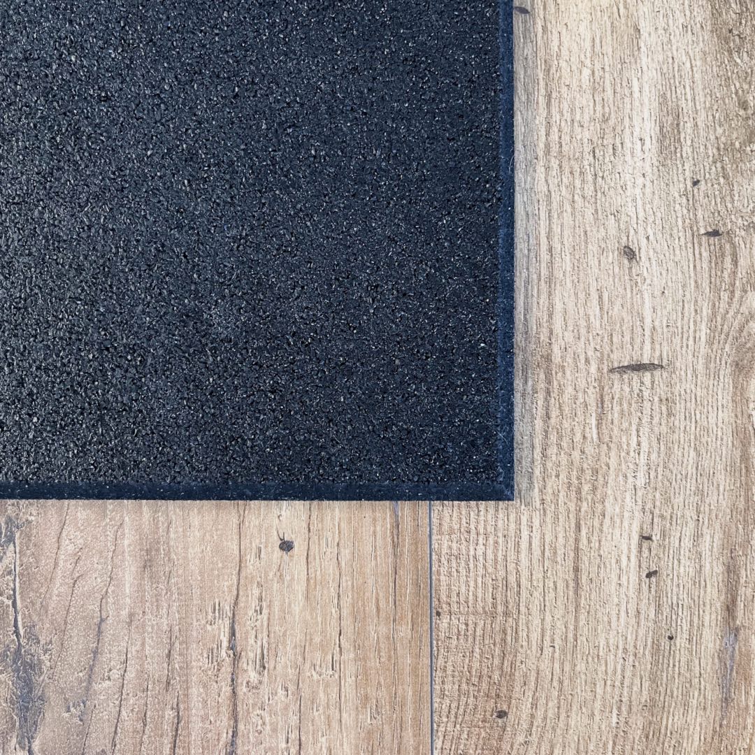 Gumirana plošča 1 x 1 m x 10 mm | Raven rob | Črna | Tanka, a izjemno vzdržljiva zaščita tal! - 5 Gumirana fitnes plošča 15 ali 10 mm – črna, trpežna podlaga za vadbo in zaščito tal