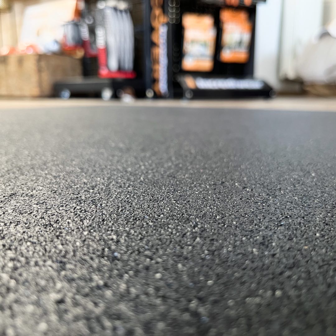 Gumirana plošča 1 x 1 m x 10 mm | Raven rob | Črna | Tanka, a izjemno vzdržljiva zaščita tal! - 6 Gumirana fitnes plošča 15 ali 10 mm – črna, trpežna podlaga za vadbo in zaščito tal