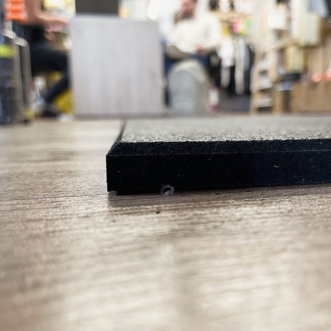Gumirana plošča 1 x 1 m x 15 mm | Raven rob | Črna | Zanesljiva zaščita tal in vrhunsko udobje pri vadbi! - 2 Gumirana fitnes plošča 15 ali 10 mm – črna, trpežna podlaga za vadbo in zaščito tal