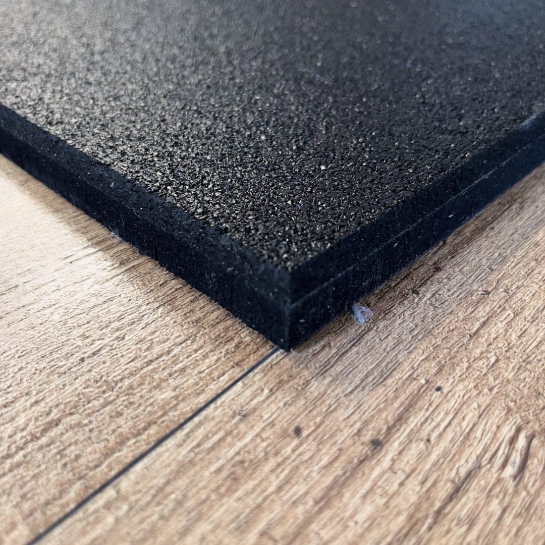 Gumirana plošča 1 x 1 m x 15 mm | Raven rob | Črna | Zanesljiva zaščita tal in vrhunsko udobje pri vadbi! - 3 Gumirana fitnes plošča 15 ali 10 mm – črna, trpežna podlaga za vadbo in zaščito tal