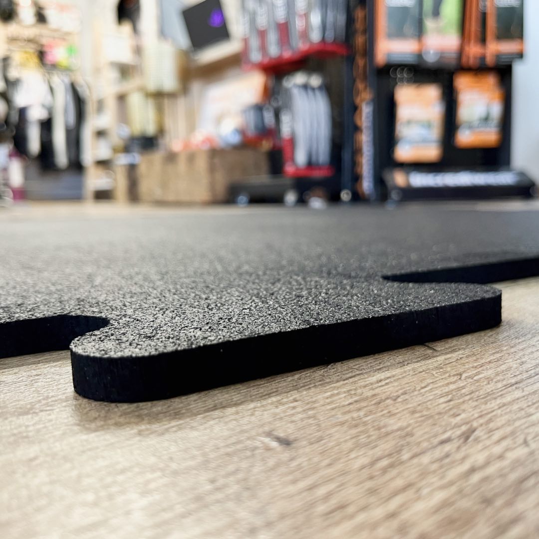 Gumirana puzzla 1 x 1 m x 10 mm | Črna | Enostavna namestitev in vrhunska zaščita tal! - 12 Gumirana puzzla 1 x 1 m x 10 mm – črna, protizdrsna podlaga za fitnes in zaščito tal