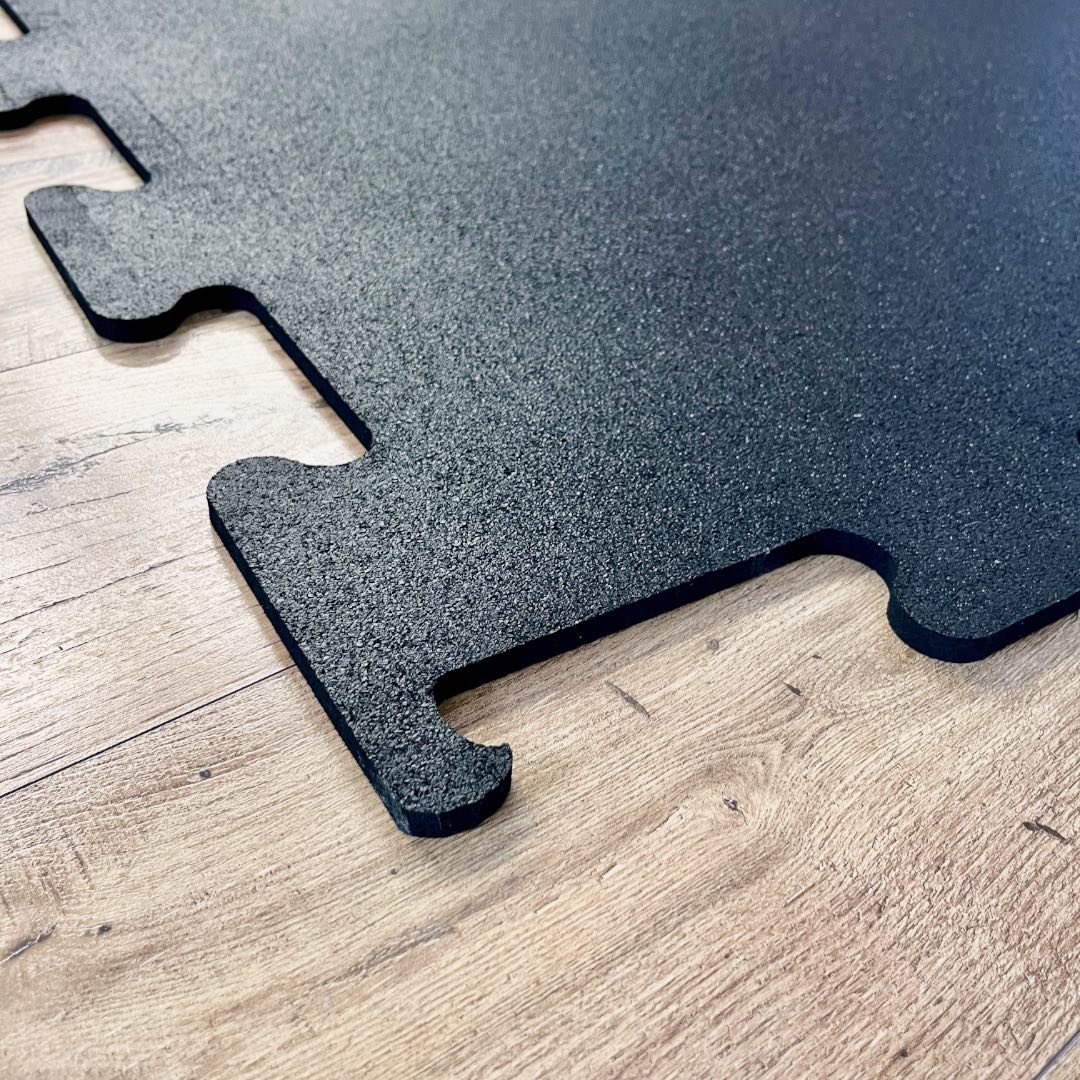 Gumirana puzzla 1 x 1 m x 10 mm | Črna | Enostavna namestitev in vrhunska zaščita tal! - 13 Gumirana puzzla 1 x 1 m x 10 mm – črna, protizdrsna podlaga za fitnes in zaščito tal