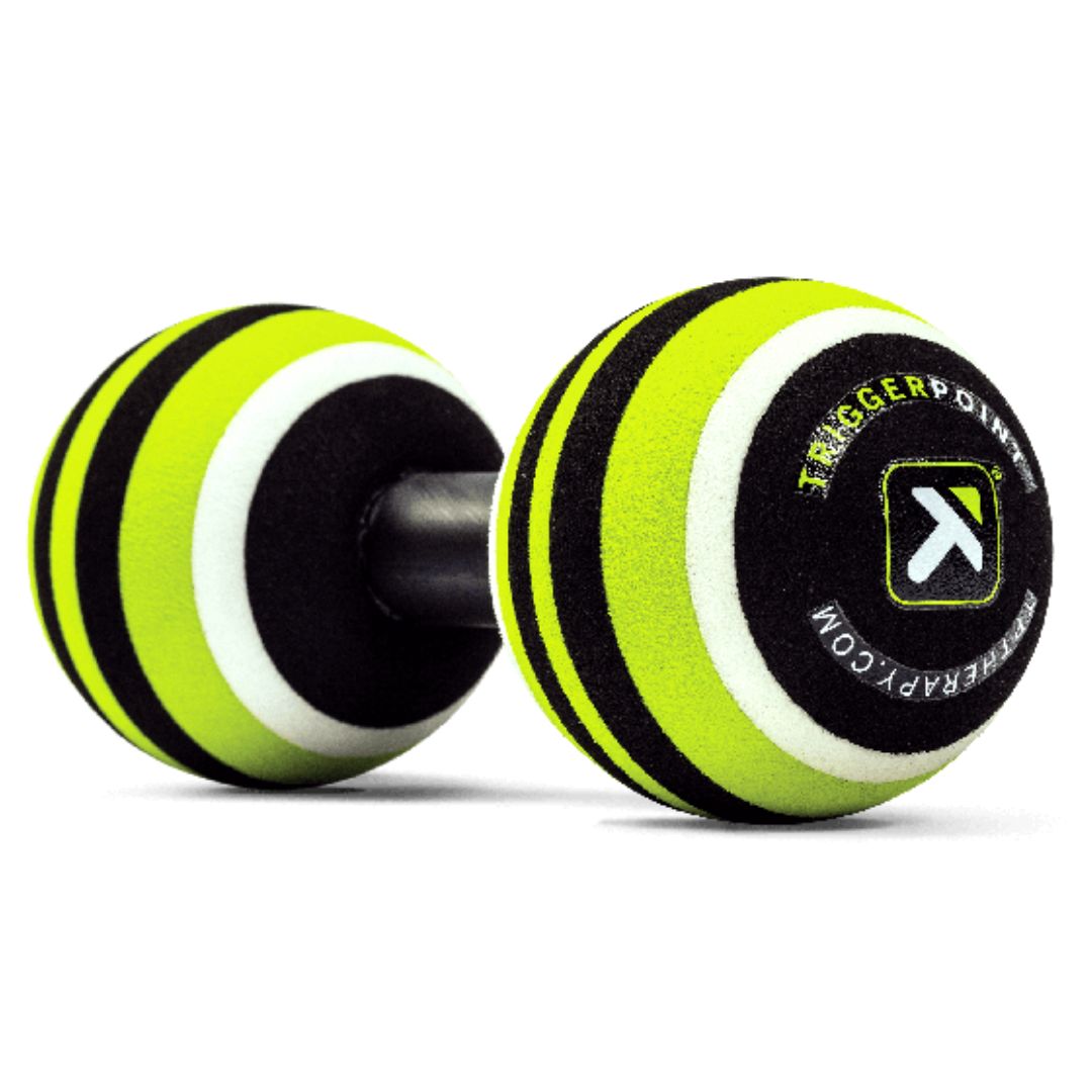 MB2 Roller masažni valjček v uporabi na hrbtu / MB2 Roller masažni valjček v roki