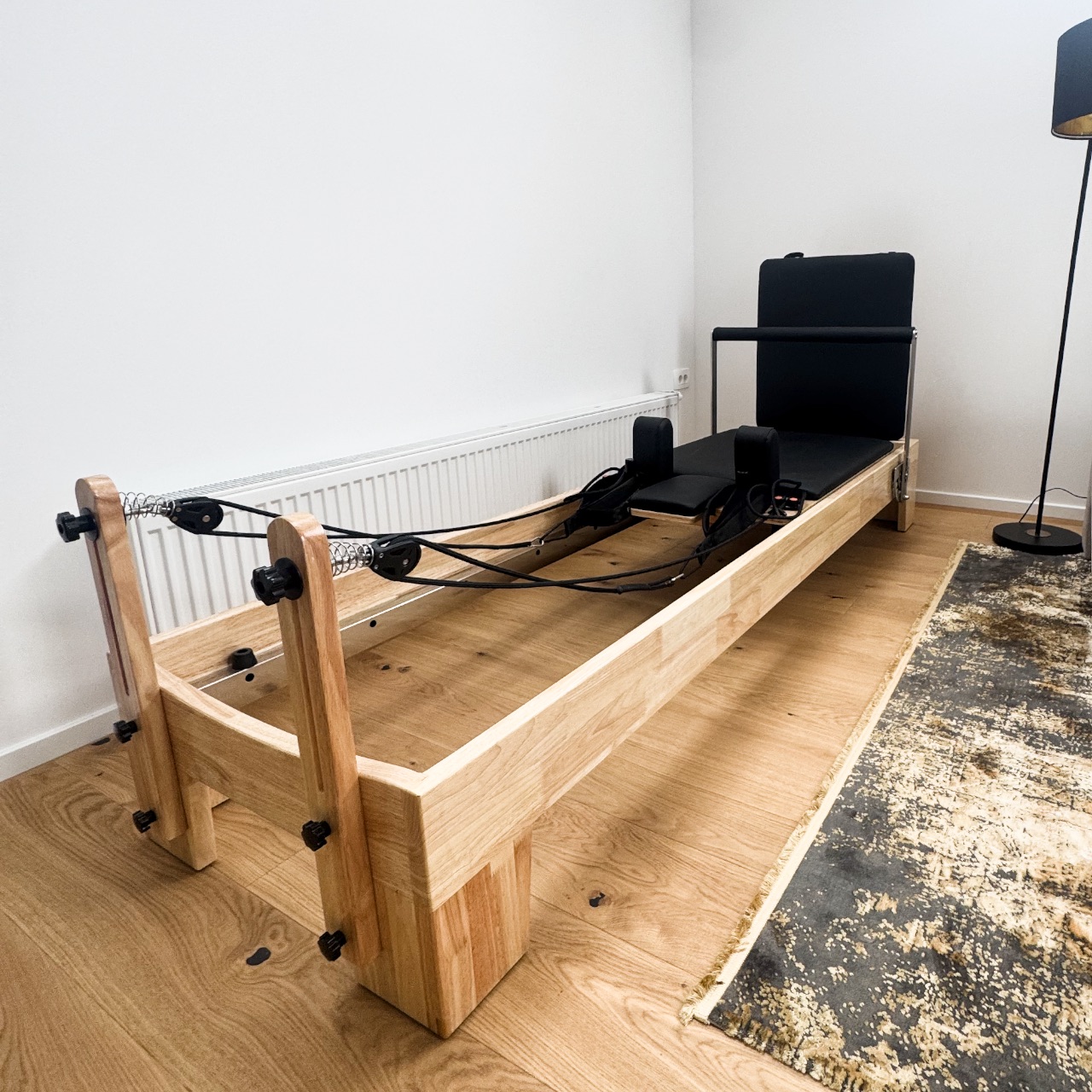 PWR Classic Wood Reformer – reformer z okvirjem iz lesa kavčukovca za profesionalno Pilates vadbo