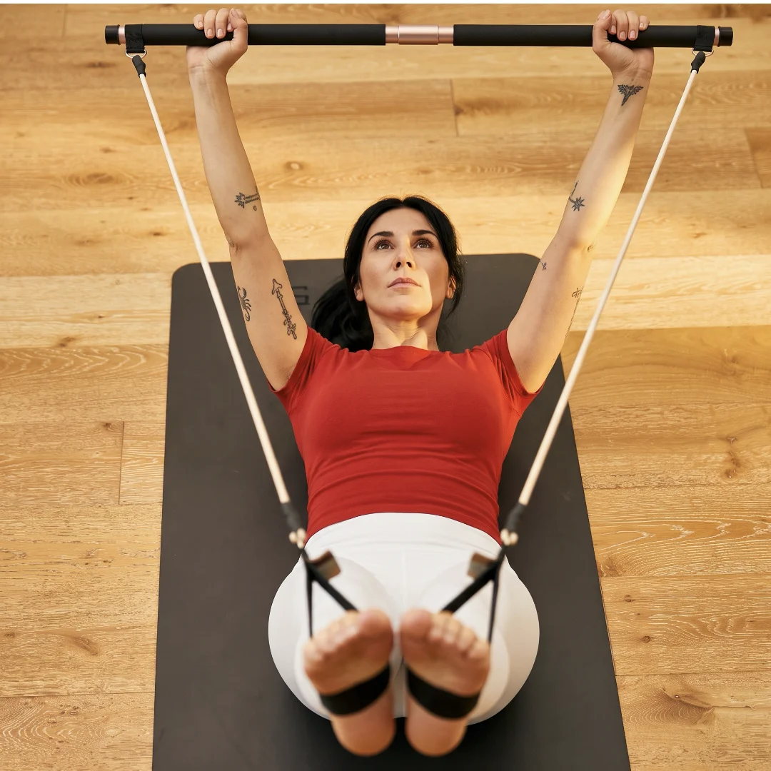 Toorx pilates palica z elastikami | 92 cm · 2 srednji elastiki · manšeti za gležnje | več gibanja na manj prostora - slika 3